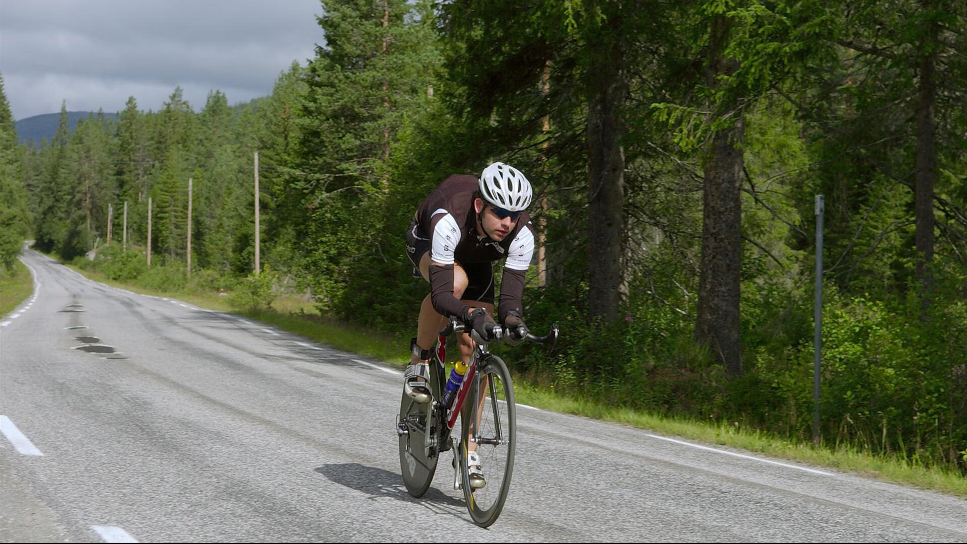 球队分析师用热图揭示对手空位分布，战术调整见效
