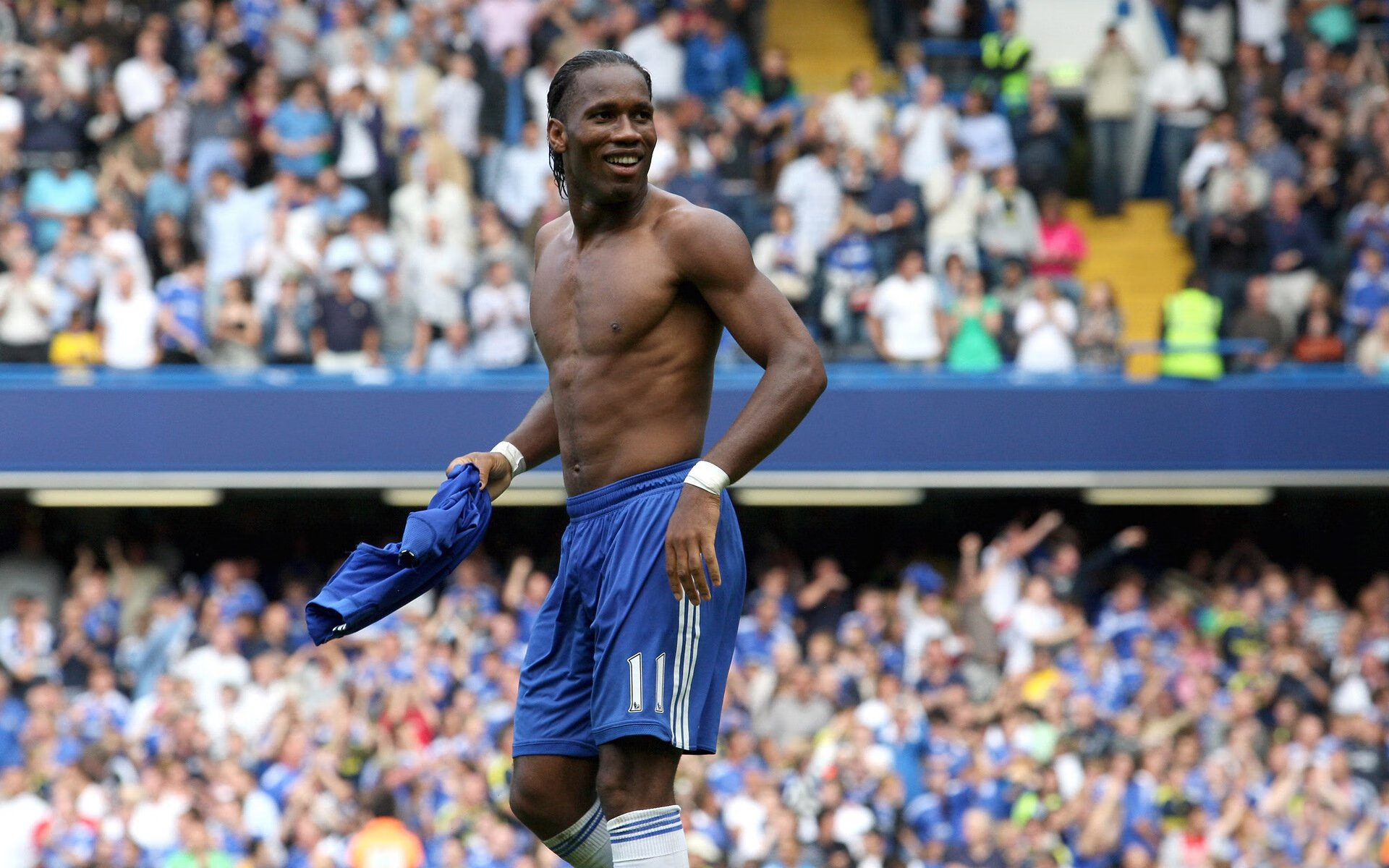 品牌联动：跨界合作案例——游戏与传统体育品牌共创内容，与游戏联动的营销产品